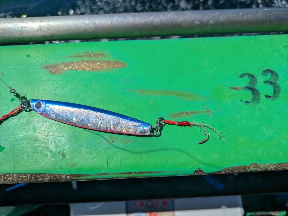 シイラに伸ばされたアシストフック