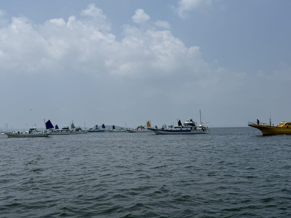 夏の東京湾タチウオジギング船団