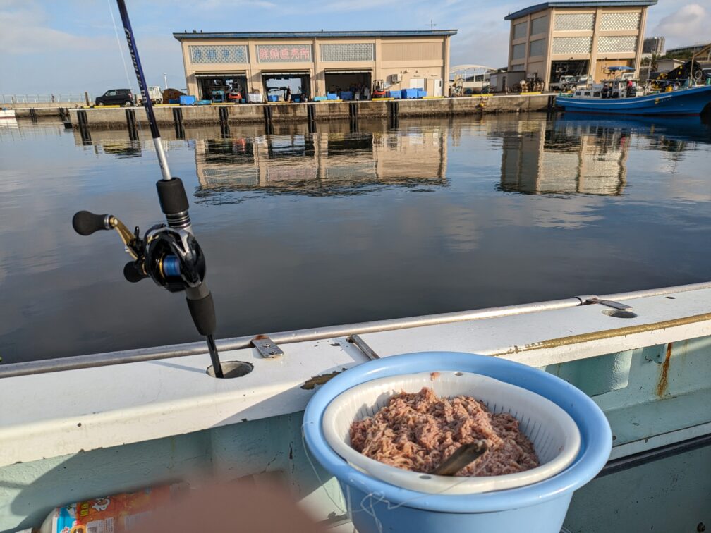 出船前のコマセ船